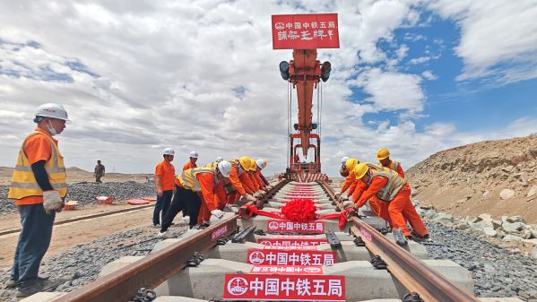 柳红铁路轨道贯通现场 (3)