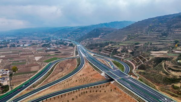 定临高速公路临洮互通枢纽（中铁八局供图）